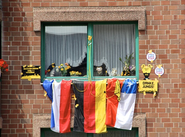 理性追星，新鹏城vs成都赛后有球迷跳下看台与韦世豪合影